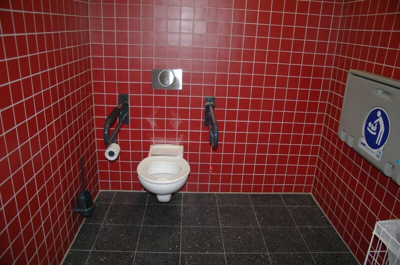 Behinderten-WC Eingangsbereich mit Wickeltisch