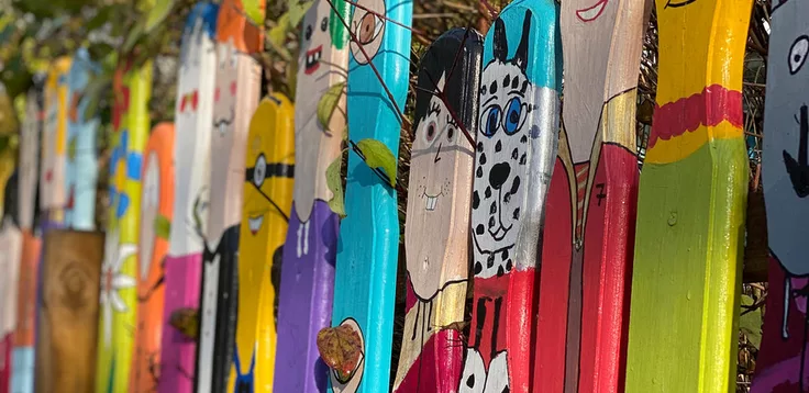 Holzleisten Figurenzaun