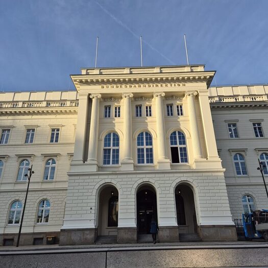Das beige Gebäude der Bundesbahndirektion. Es handelt sich um den Eingang Ost.