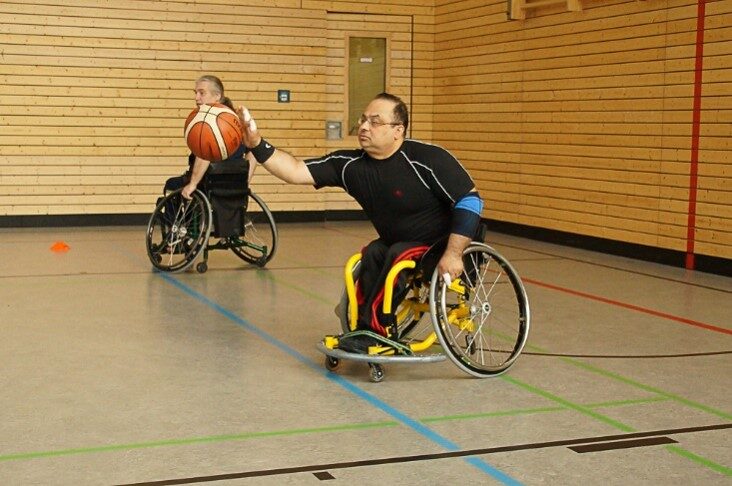 Rollstuhlfahrer beim Basketballspielen