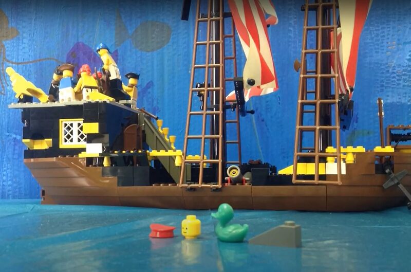 Lego-Piratenschiff auf dem Meer