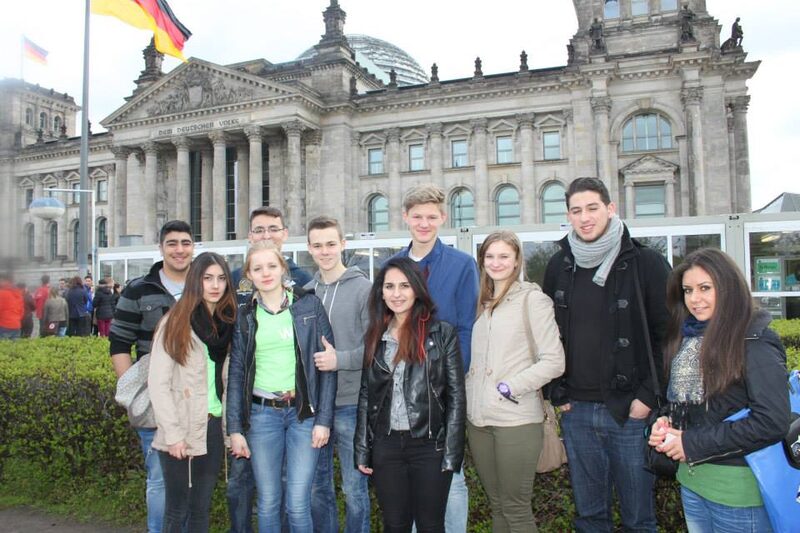 Gruppe vor dem Reichstag