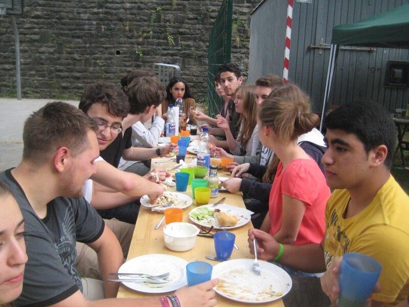 Gruppe an einem Tisch beim Essen