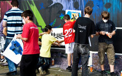 Jungen beim Graffiti sprühen