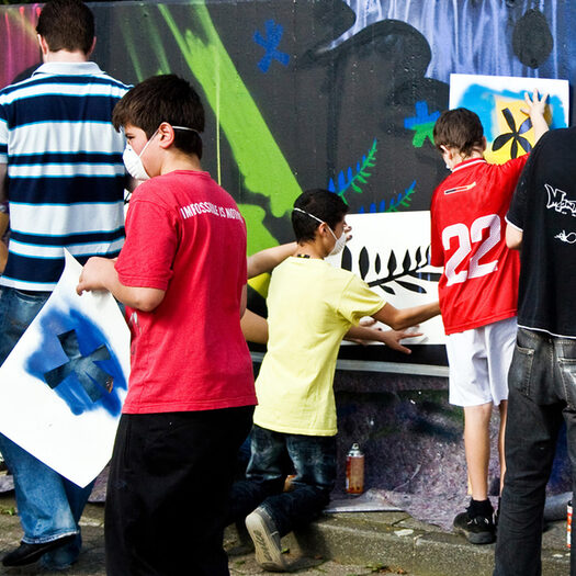 Jungen beim Graffiti sprühen