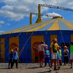 194  2. Woche 2015 Kinder spielen vor Zirkuszelt