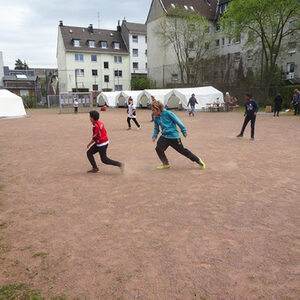 Kinder aus der Gruppe beim Fussball spielen