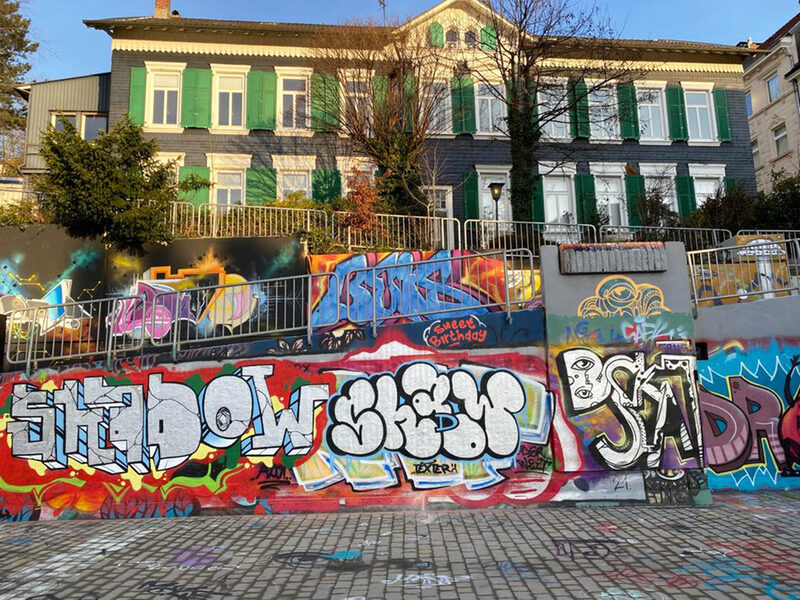 Mehrere Schriftzuege