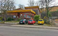 Gebäude des Kinder- und Jugendtreff Arrenberg und Parkplätze mit Autos