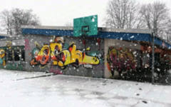 Das Haus mit Graffiti besprühter Wand und Basketballkorb