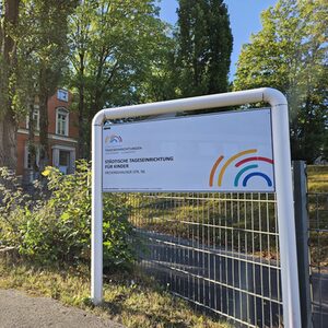 Schild der Tageseinrichtung für Kinder