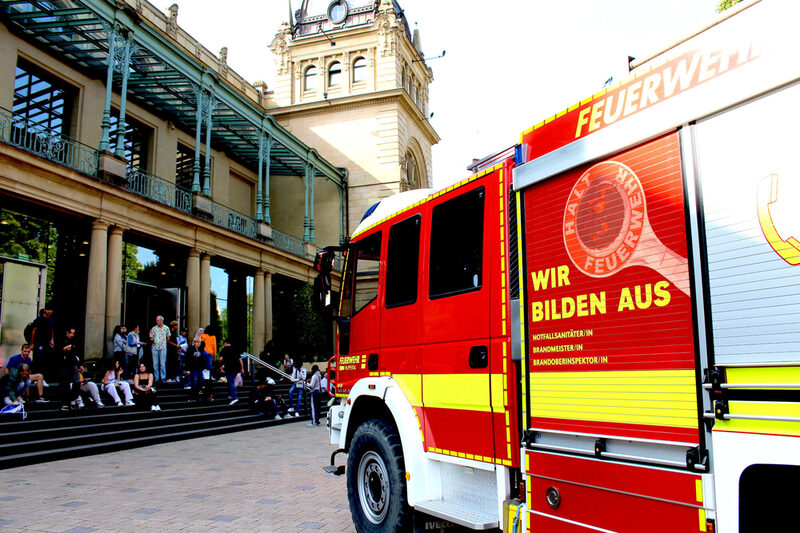 Ein Feuerwehrauto mit der Aufschrift "Wir bilden aus" vor der Stadthalle