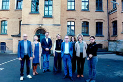 Gruppenfoto der Projektpartner auf dem Schulhof der Perter-Härtling-Schule.