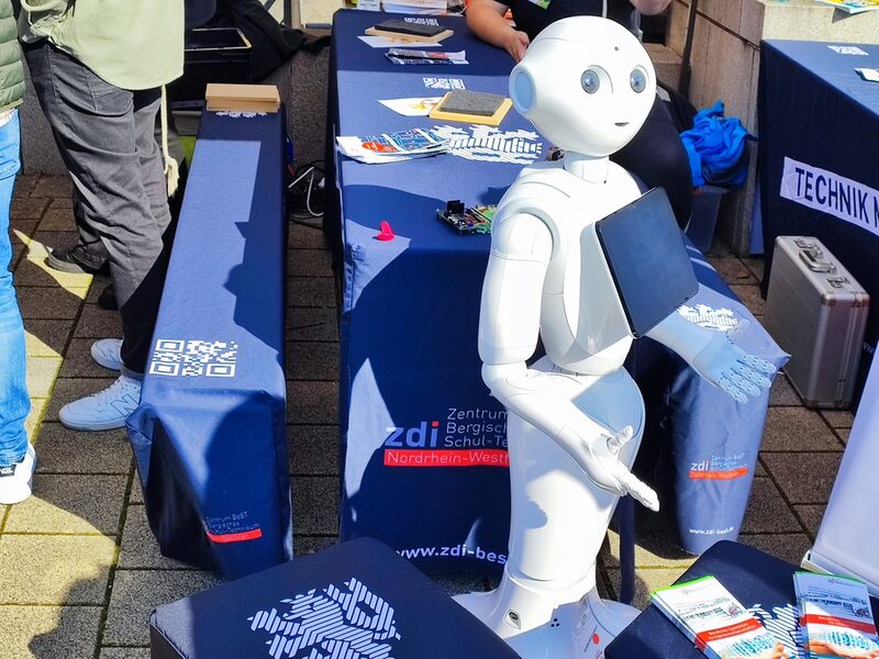 Das zdi BeST brachte einen Roboter mit, der Besucher am Messestand begrüßte.