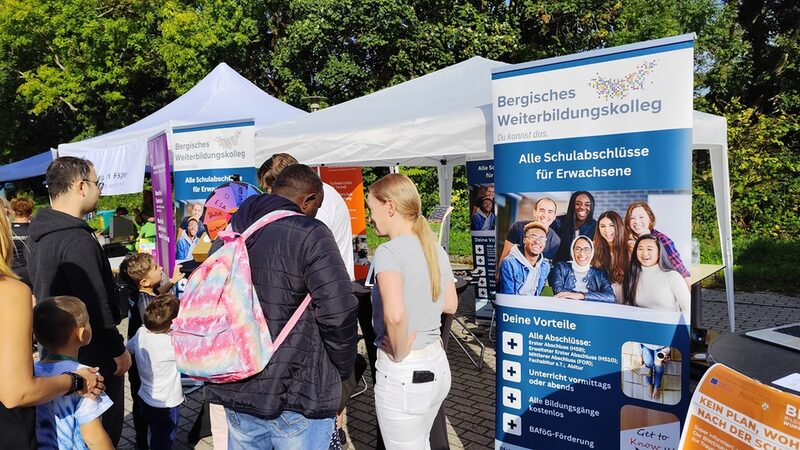 Schulleiterin Kreft berät Interessierte am Stand des BWBK.