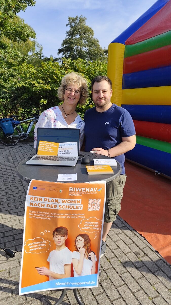 Elke Stapff und Jens di Felice vor dem Plakat zum Biwenav.
