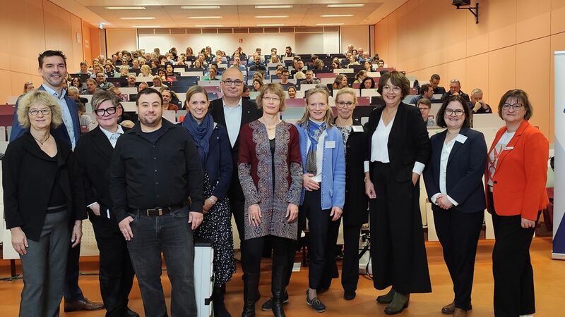 Gruppenfoto mit Partnern der beruflichen Orientierung.