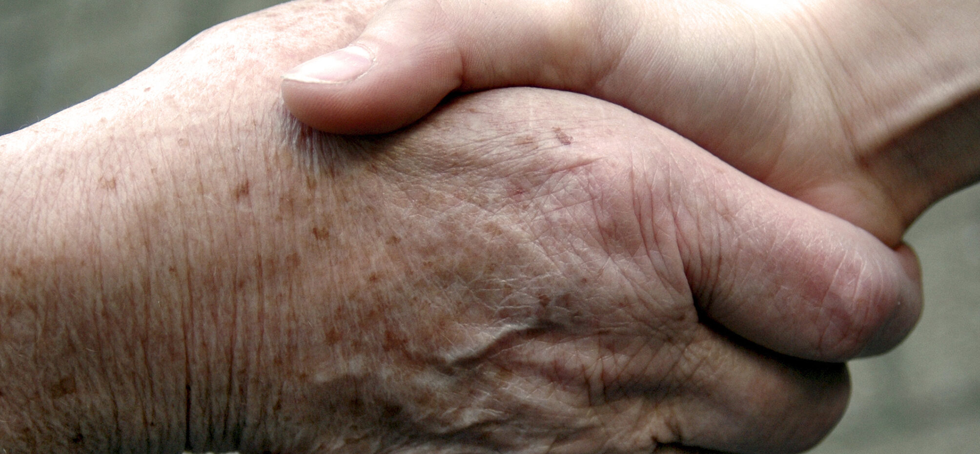 Handschlag von alt und jung