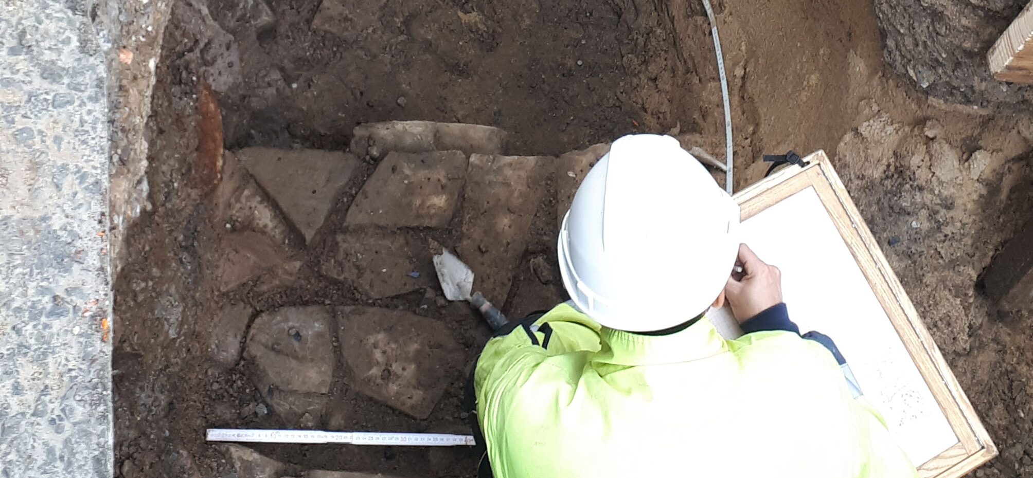 Blick in eine Baugrube der Archäologen in Elberfeld.