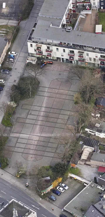 Schrägluftbild des Lienhardplatzes in seiner heutigen Gestaltung aus Richtung Bahnstraße