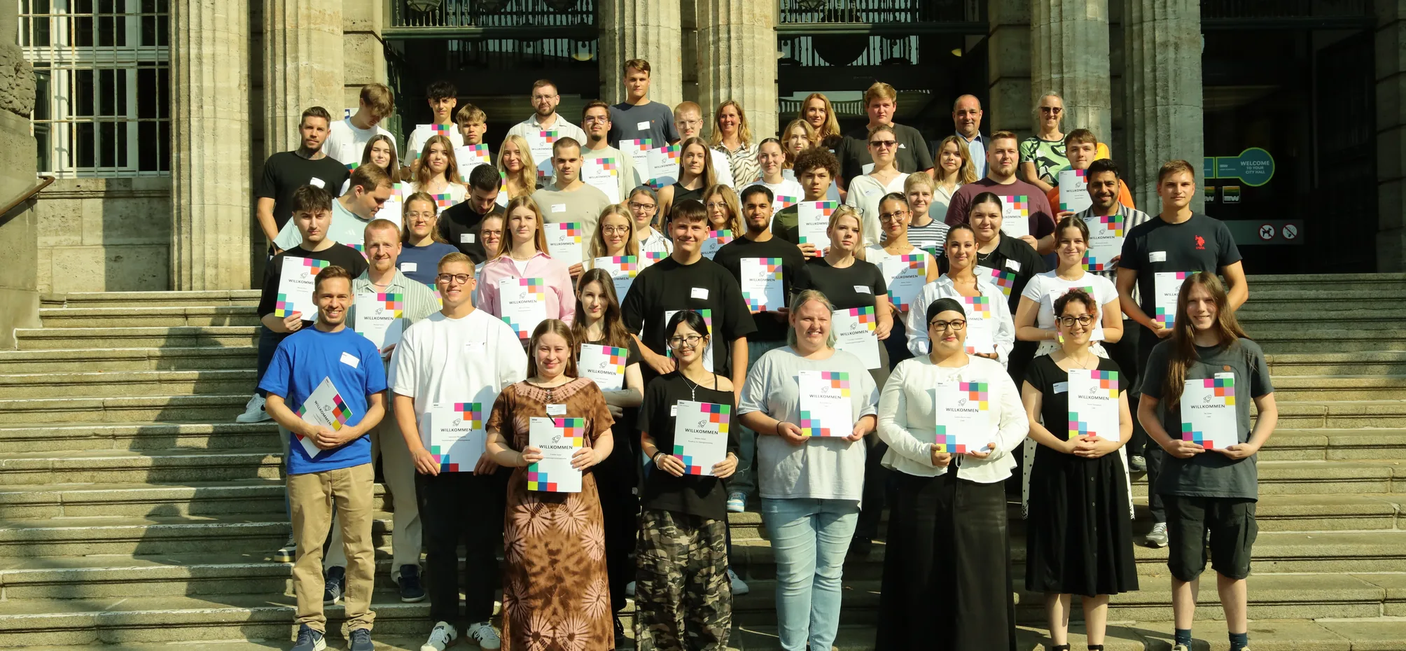 Slider Gruppe Azubis vorm Rathaus