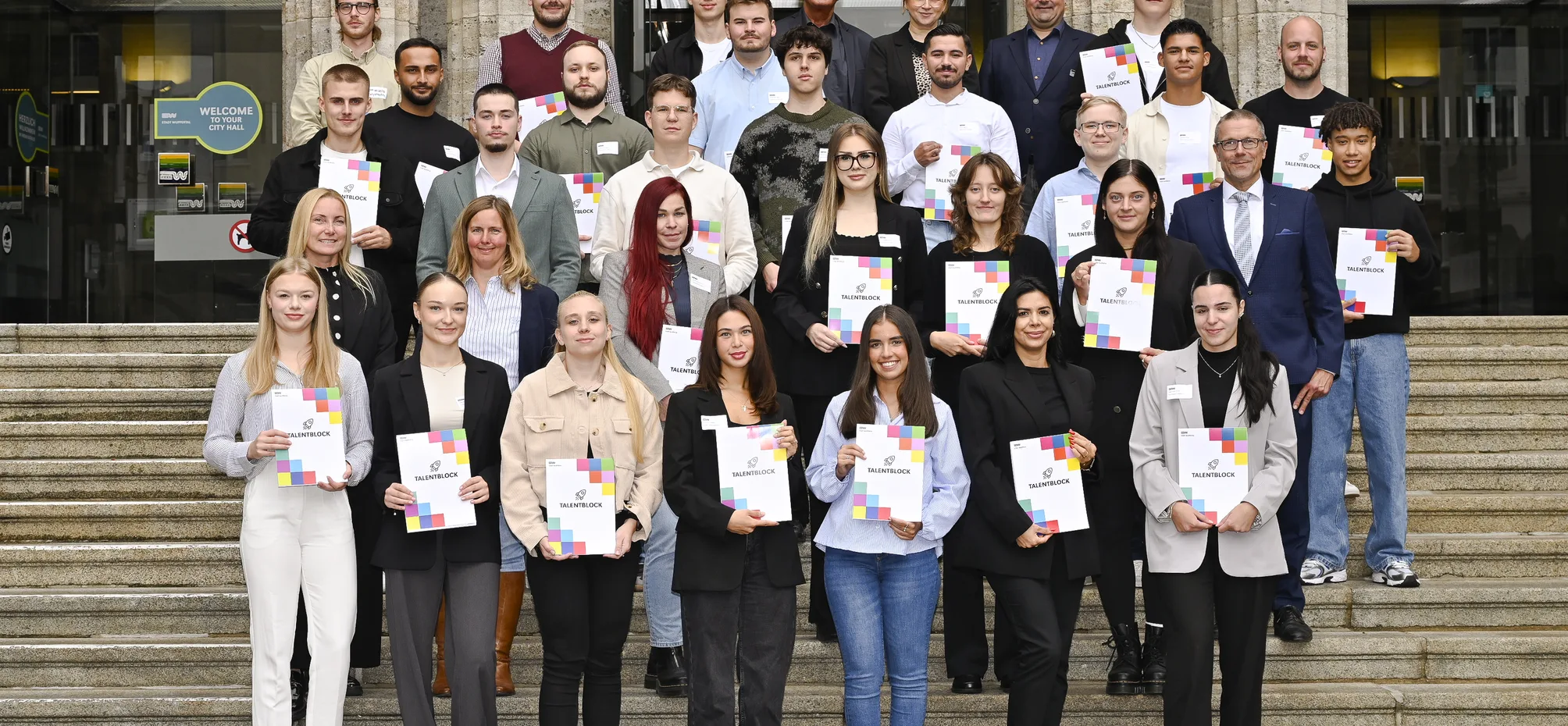 Slider Gruppe Studierender vorm Rathaus