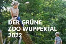 Kinder beim Klettern auf Baumstämmen im Grünen Zoo Wuppertal
