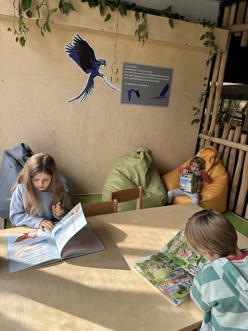 Neue Leseecke für Kinder im Grünen Zoo Wuppertal. Kinder die sich Bücher anschauen
