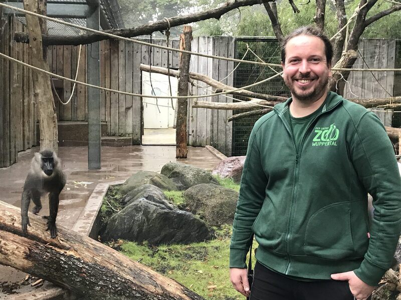 Matthias Schmitz vor Drillgehege im Grünen Zoo Wuppertal