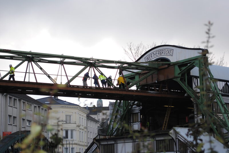 Arbeiter auf dem Schwebebahngerüst an der Station Werther Brücke