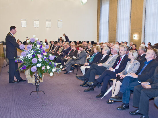 Oberbürgermeister Peter Jung würdigte Ursula Kraus in seiner Rede im gefüllten Ratssaal