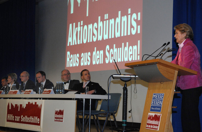 Die Präsidentin des Deutschen Städtetages Petra Roth spricht am Rednerpult. Links neben ihr auf dem Podium ist als zweiter von rechts Wuppertals Kämmerer Dr. Slawig zu sehen.