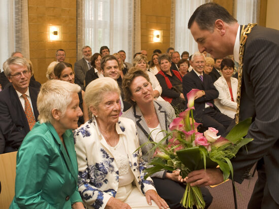 Auch von Oberbürgermeister Peter Jung gab es Blumen