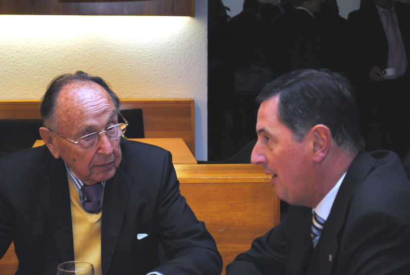 Hans-Dietrich Genscher (links) im Gespräch mit Oberbürgermeister Peter Jung.