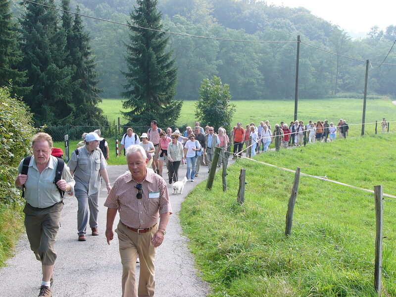 Die Wandergruppe um den Oberbürgermeister auf dem Wanderweg.