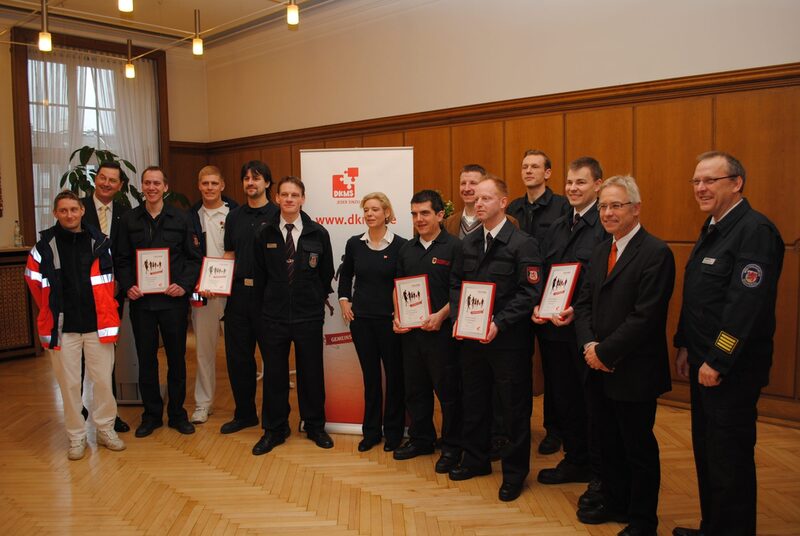 Gruppenfoto mit allen Knochenmarkspendern der Wuppertaler Feuerwehr.