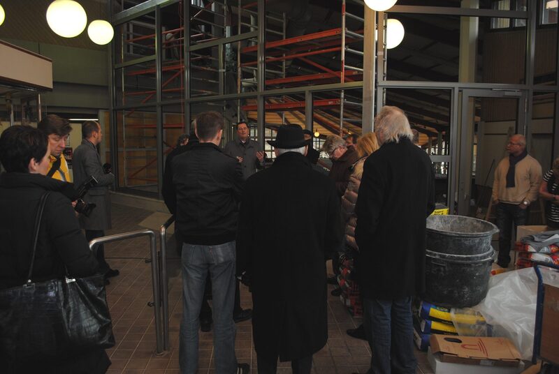 Oberbürgermeister Peter Jung (Mitte) begrüßt die Bezirksvertreter und Stadträte im Eingangsbereich des Gartenhallenbades Cronenberg.