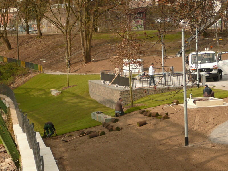 Der Rollrasen wird verlegt.