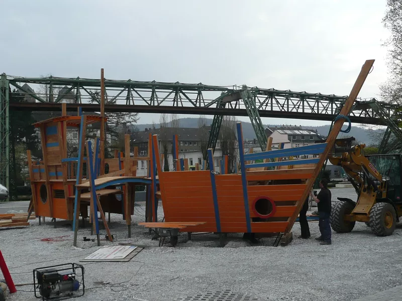 Die Schwebebahn fährt oben vorbei, unten wird das neue Schiff installiert