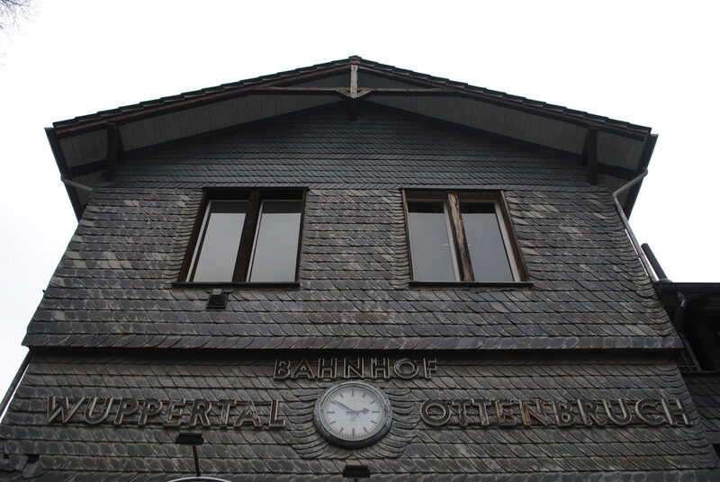 Ein Ausschnitt des ehemaligen Bahnhofasgebäudes mit der Aufschrift "Bahnhof Wuppertal Ottenbruch".