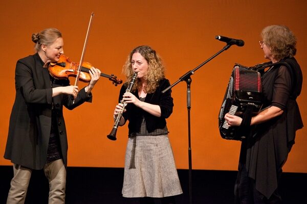 Roswitha Dasch und zwei weitere Musikerinnen sorgten für das musikalische Rahmenprogramm mit Geige, Klarinette, Akkordeon und Gesang