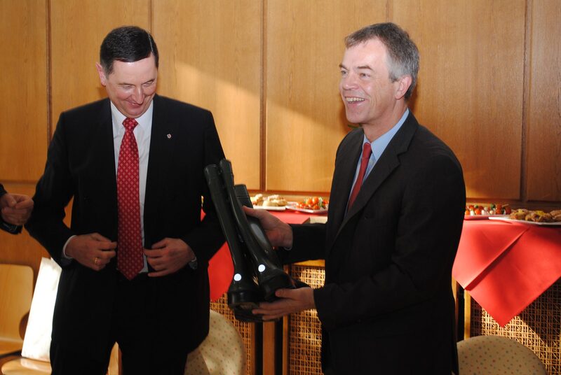 OB Jung überreicht Minister Remmel (rechts) passenderweise ein Paar Gummistiefel als Gastgeschenk.