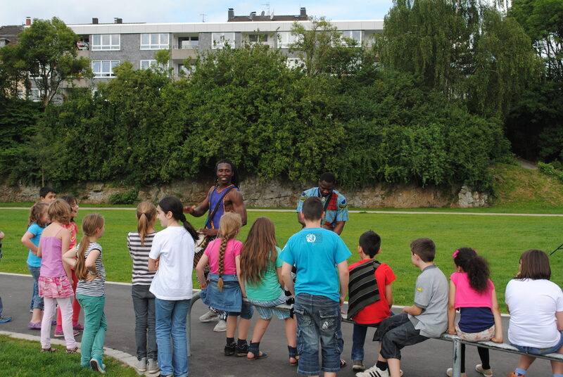 Für Bewegung sorgte das Street Percussion Ensemble Slap Attack mit seinen Trommeln. Kinder aus der Grundschule Liegnitzer Straße schauen ihnen dabei gebannt zu.