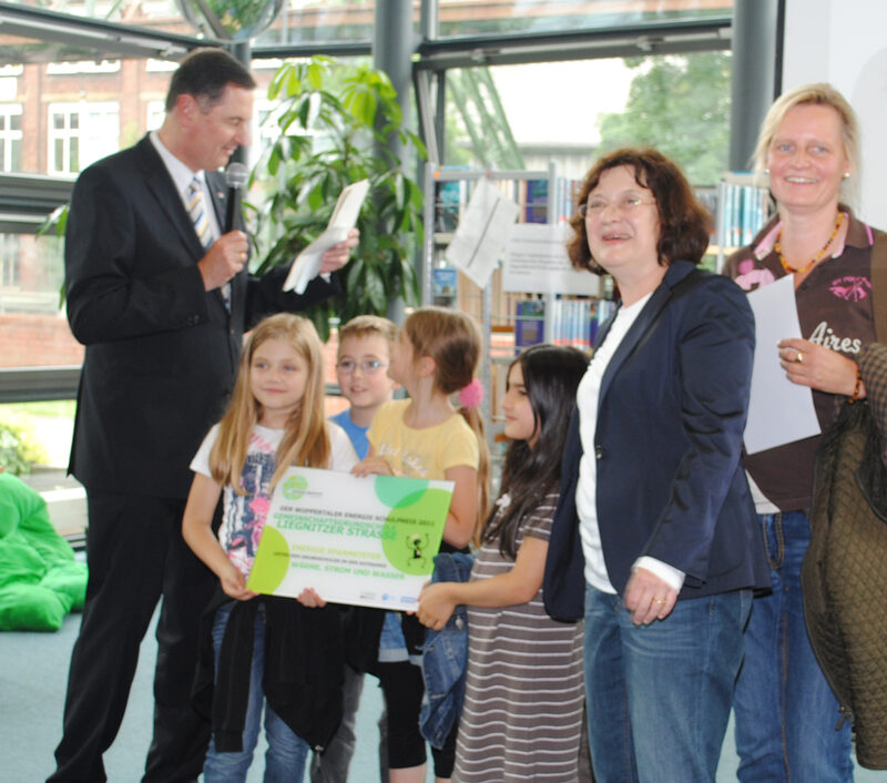 Kinder der Grundschule Liegnitzer Straße nahmen den Preis für ihre Schule entgegen.