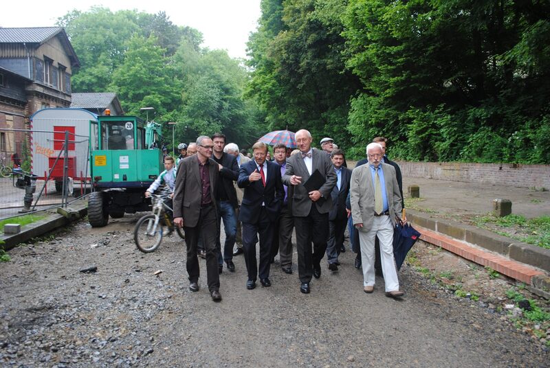 Minister Voigtsberger und Stadtdirektor Slawig mit anderen Gästen der Veranstaltung auf der Nordbahntrasse