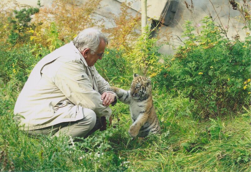 Dr. Schürer mit Tigerbaby