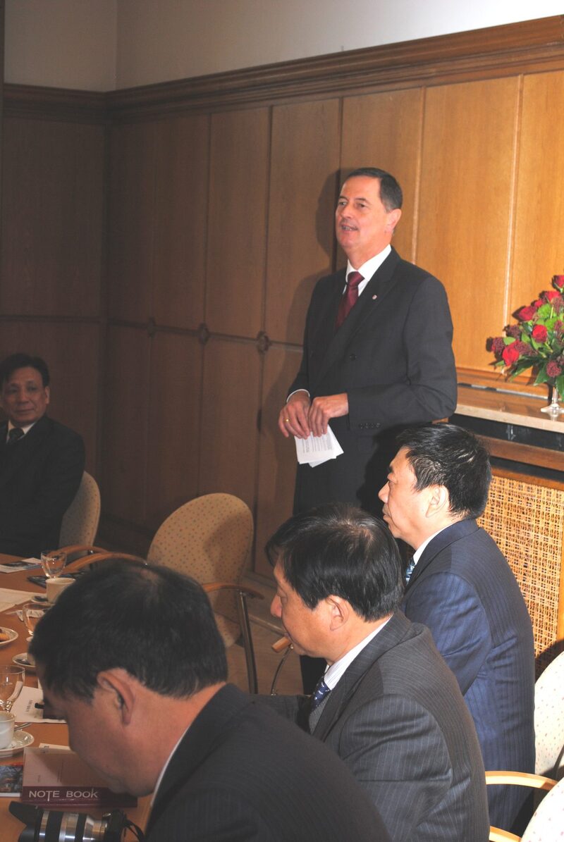Oberbürgermeister Peter Jung bei seiner Willkommensrede