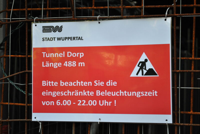 Ein Schild weißt auf die eingeschränkte Nutzung des Tunnels hin