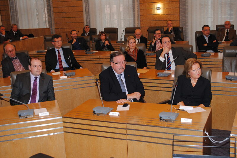 Silvia Kaut, ihr Ehemann Hans-Alfred und ihr Nachfolger im Bürgermeisteramt Jan Phillip Kühme (vordere Reihe von rechts) während der Feierstunde im Ratssaal des Rathauses Barmen.