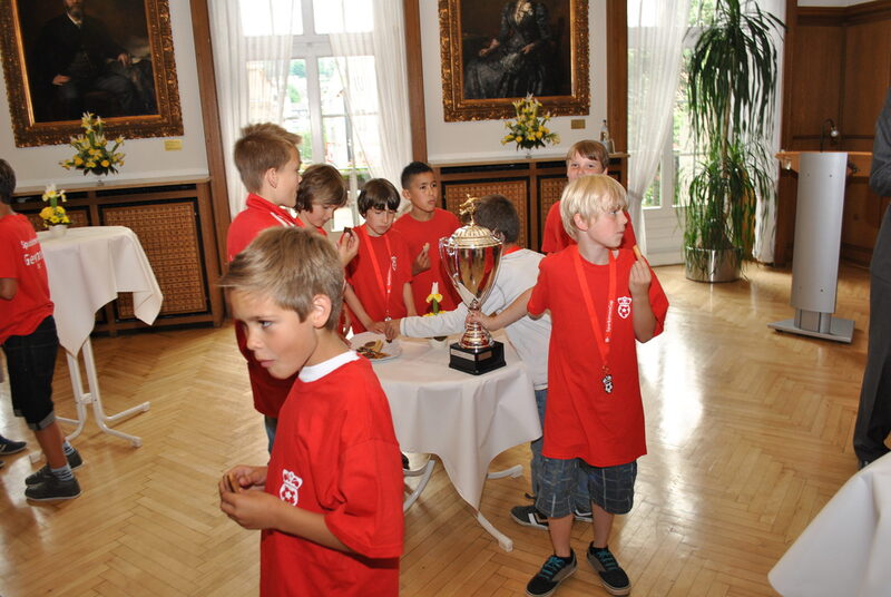 Die Sparkassen-Cup-Sieger der Grundschule Uellendahl mit Siegerpokal im 1. Sitzungszimmer im Rathaus Barmen.